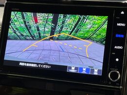 【バックカメラ】駐車時に後方がリアルタイム映像で確認できます。大型商業施設や立体駐車場での駐車時や、夜間のバック時に大活躍！運転スキルに関わらず、今や必須となった装備のひとつです！