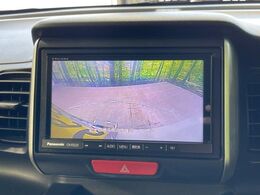 【バックカメラ】駐車時に後方がリアルタイム映像で確認できます。大型商業施設や立体駐車場での駐車時や、夜間のバック時に大活躍！運転スキルに関わらず、今や必須となった装備のひとつです！