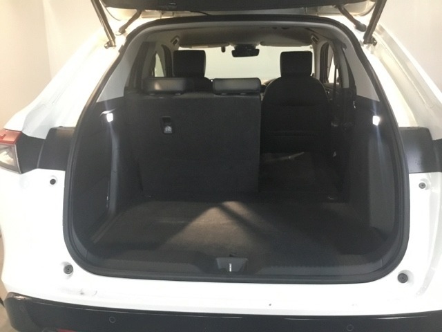 ワンアクションで後席を倒して、さらに使いやすく！！背もたれを左右別々に倒すことができます。