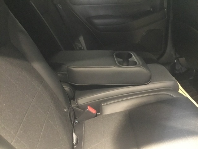 乗るたびに感じるさりげない心地よさ。後部座席のアームレストが快適な空間を演出します。