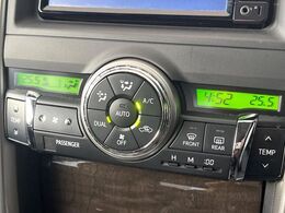 【左右独立型フルオートエアコン】運転席と助手席でそれぞれお好みの温度に設定可能。同乗者にも配慮した、快適な空調をお届け致します。