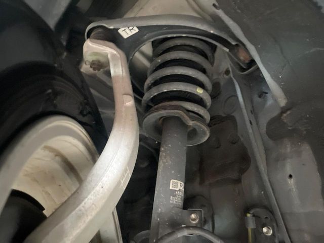 お車を安心してお乗りいただく為には、足回りの定期点検が欠かせません。サービスサポート（有償保証）では無料点検もご提供しており、安心のカーライフをお過ごしいただけるサポート体制が整っています。