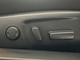 【運転席パワーシート】スイッチ一つで簡単にシートの微調整が可能！電動だから力もいりません！快適なシートポジションにセットして、快適なドライブをお楽しみください。