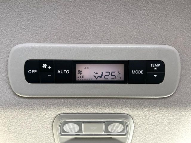 【リアオートエアコン】広い後部座席には必須の機能！風量や温度を自動で調整し前席と同様な車内環境にしてくれるリアオートエアコンを装備。夏の暑さも冬の寒さもストレスなく快適にお過ごしいただけます♪