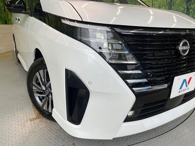 【LEDヘッドライト】悪天候や夜間走行時も良好な視界を確保し安心して運転できる高輝度LEDヘッドライトを装備！点灯速度が早く、消費電力も抑えられています。