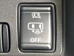 【ハンズフリー機能付き両側パワースライドドア】スライドドアの下に足先を入れてすぐ引くと、自動的にスライドドアが開閉します！荷物で両手がふさがった状態でも、ドアの開閉ができてとっても便利！