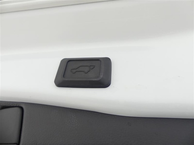 『パワーバックドア』トランクハッチは電動開閉できます。運転席のスイッチやリモコンキーで操作可能です。荷物で手がふさがっている際などにとても便利です！