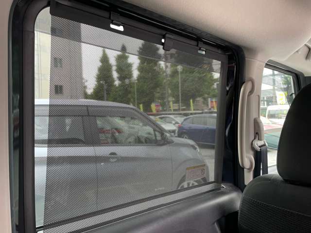 ロールサンシェードで、眩しい陽射しもシャットアウト