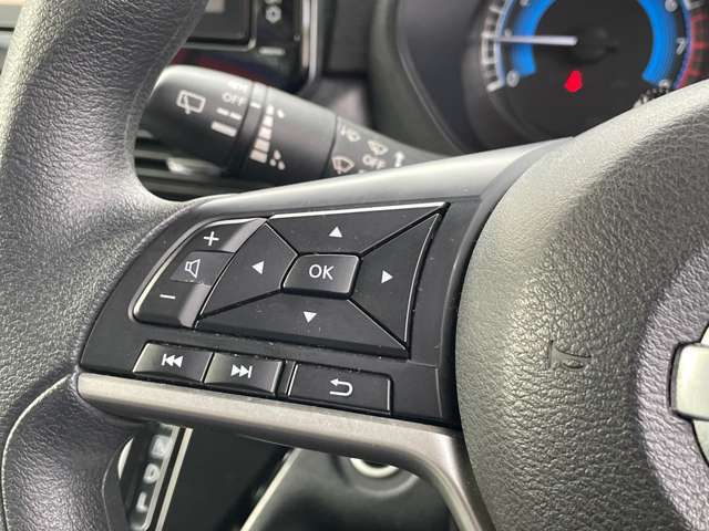 ステアリングに装備されたスイッチで運転中でも楽に音量の操作が可能です♪♪慣れると目線をそらさずに行えますので安全です♪♪