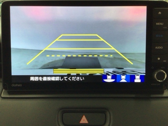 【バックカメラ】運転が苦手な方も車庫入れラクラクです！ギアをリバースに入れれば自動的に切り換わりますので、面倒な操作は不要です♪狭い駐車場もお車を傷つけず安心ですね！