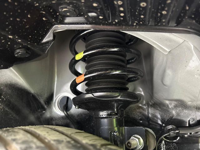 お車を安心してお乗りいただく為には、足回りの定期点検が欠かせません。サービスサポート（有償保証）では無料点検もご提供しており、安心のカーライフをお過ごしいただけるサポート体制が整っています。