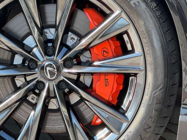 ブレーキキャリパーは、車の「止まる性能」を支える重要なパーツでありながら、近年ではデザイン面でも注目される存在☆高性能モデルに採用されるキャリパーは、制動力が高く、連続したブレーキングでも安定を実現☆