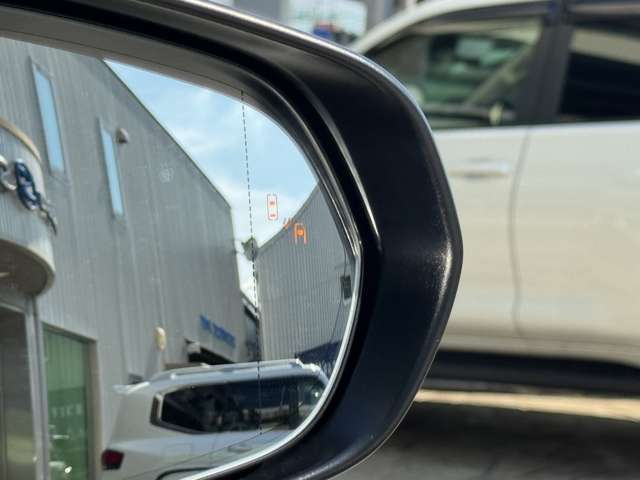 電動格納機能やブラインドスポットモニターが搭載☆電動格納ミラーは駐車時の衝突リスクを減らし、便利さを向上させております☆彡ブラインドスポットモニターは死角を監視し、車線変更時の安全をサポートします☆彡