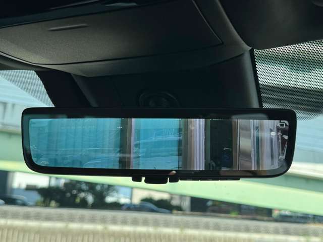 後方の視界を確保するための重要な安全装備であり、運転中の状況判断を支えます☆彡近年では、従来の鏡面タイプに加え、車内カメラと連動したデジタルインナーミラーも登場し、夜間や悪天候時でも鮮明な映像です☆彡
