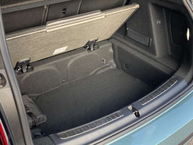 大きな荷物を積む時はリアシートをたおすことができます