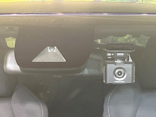 【プリクラッシュセーフティ】前方の車両等を検知し、衝突しそうな時は警報で注意を促し、ブレーキを踏む力をサポート。ブレーキを踏めなかった場合は衝突被害軽減ブレーキが作動、衝突回避をサポートします。