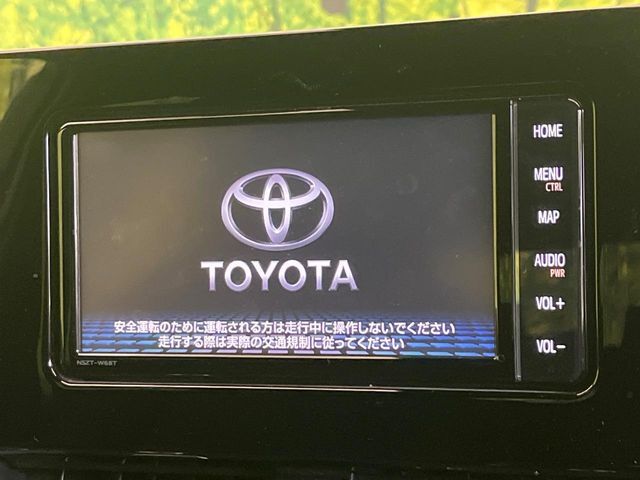 【純正ナビ】人気の純正ナビを装備しております。ナビの使いやすさはもちろん、オーディオ機能も充実！キャンプや旅行はもちろん、通勤や買い物など普段のドライブも楽しくなるはず♪