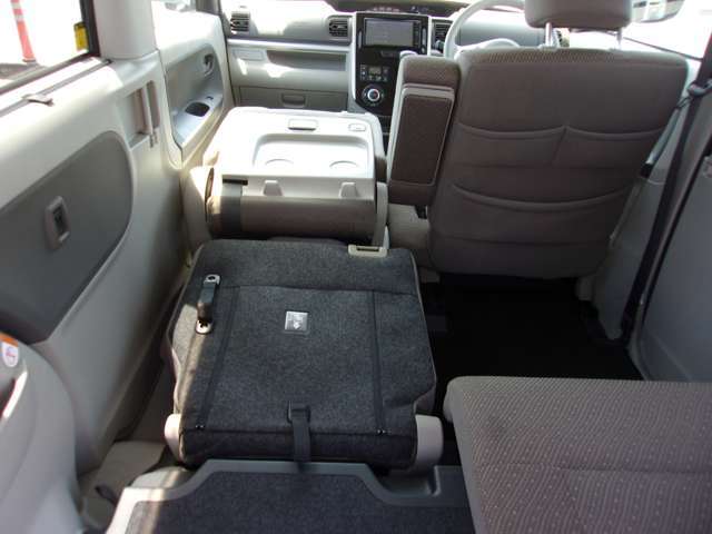 助手席を倒せば、長い荷物も運べます