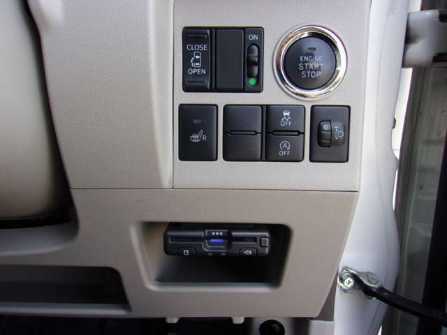 運転席にシートヒーターが装備されています。冬場に便利快適な機能です