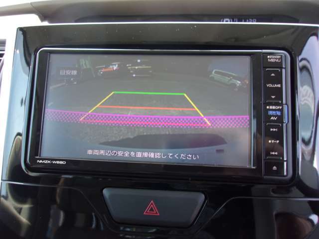 バックカメラも付いています。駐車時の後方確認が簡単に出来るので安全性がUPします。