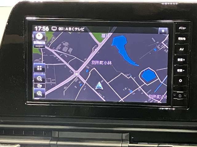日産純正9インチ大画面ナビです。クリアな画質を楽しんでいただけるフルセグ地デジTVなど、書ききれないほどの機能が満載です。