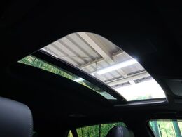【サンルーフ】開放感たっぷりの希少装備、サンルーフが装着されています！車内に明かりを取り入れたり景色を楽しむ以外にも、車内の空気も簡単に換気できて快適です！