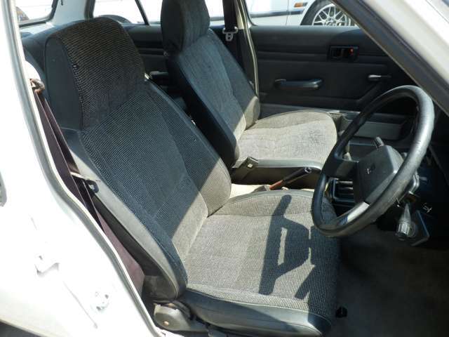運転席シートに小さな切れがありますが、その他は年式相応以上にきれいです。シートの切れはリペア施工も可能です！