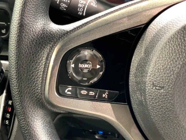 ステアリングにオーディオ操作スイッチが付いています。オーディオ画面に直接タッチしなくても操作が出来ますので、運転に集中できます。