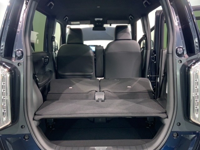 リアシートを倒すと、ラゲッジスペースを広くお使いいただけます！