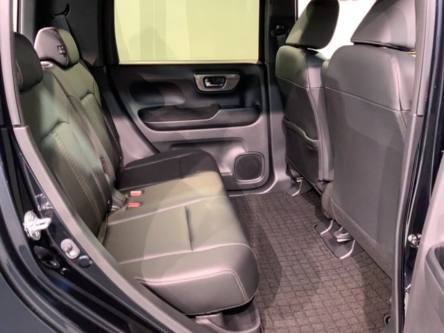 後席も余裕の広さ！ゆったりくつろげます！！