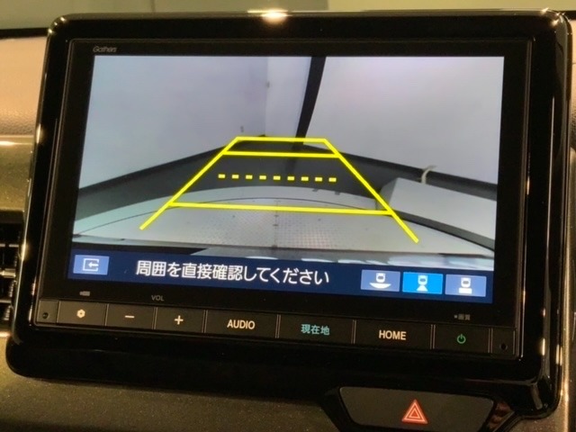 リバースギアに入れるだけで後方の表示へ切り替わります。夜間や雨の日の駐車も楽になりますよ。