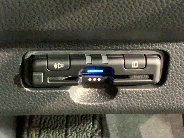 いまや快適なカーライフに欠かせないETCが付いています。