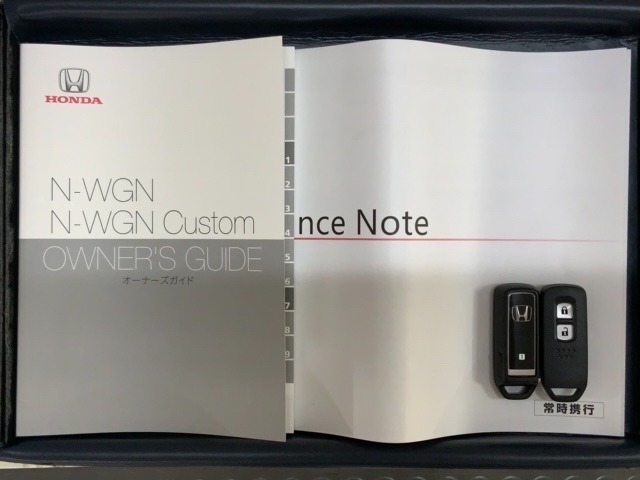 スマートキーは鍵をバッグに入れたままでもドアロックの開閉やエンジンのON・OFFができます。夜間や雨の日も鍵を探さなくて良いので便利です。