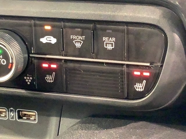 フロント両席にはシートヒーターが付いています！寒い日に便利な装備ですね。