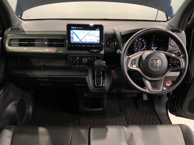 使いやすいレイアウトのダッシュボード周辺です。オートエアコンや小物入れなど嬉しい装備が満載です。