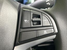 【アダプティブクルーズコントロール】高速道路での長距離走行が楽に！！自動で速度を保つクルーズコントロールが、衝突軽減システムと連携し、前方の車両を感知して車間を保つように速度調節してくれます！！