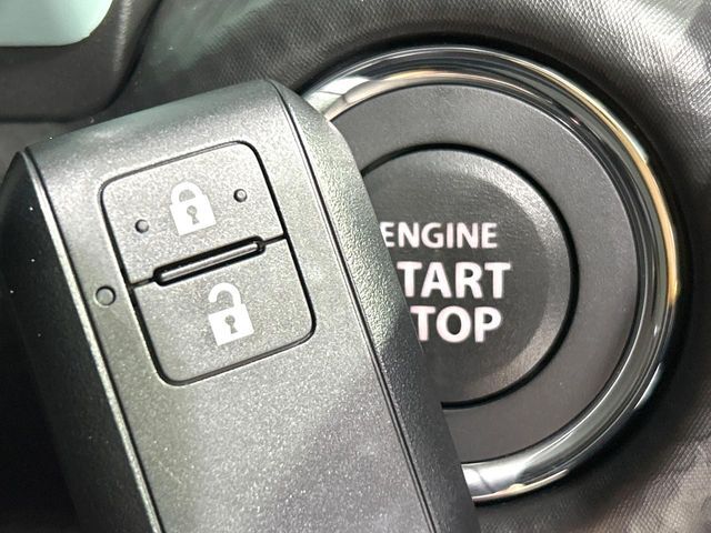 【キーレススタートシステム】カバンやポケットに入れたままでもドアの施錠・解錠が可能なスマートキーを装備。エンジンのオン・オフ時もカギを取り出す必要が無いからとっても便利です♪