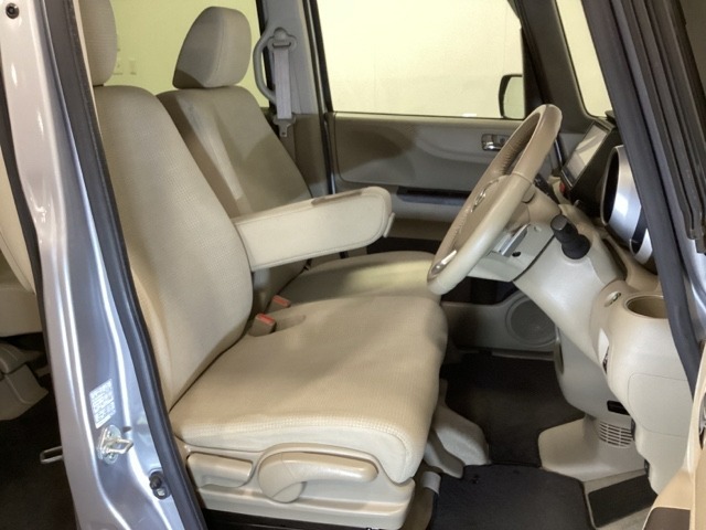女性でも運転がしやすいように、シートの高さ調整機能（シートリフター）がついてます。運転席と助手席の足元が空いている為、助手席側への移動がスムーズです。交通量の多い道でも助手席側から乗り降りができます。