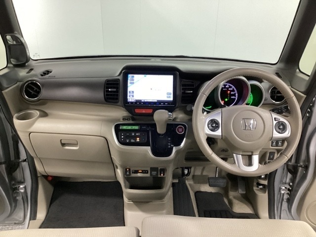 車内は光触媒抗菌消臭施工済です。インパネ周りはスタイリッシュなデザインで機能や装備も充実しています。グローブボックスやカップホルダーのほかにトレーなどたくさんの収納スペースが付いています。