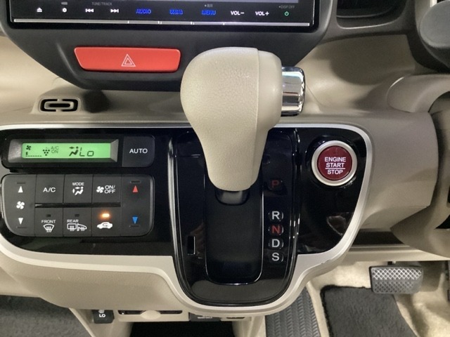 CVT車のセレクトレバーです。低速から高速まで、変速ショックのないスムーズな走りを実現するとともに、エンジン効率のよい領域を維持することで燃費にも貢献します。