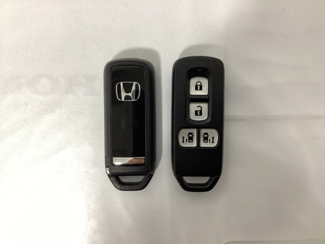 スマートキー付きですからドアロックの開閉およびエンジンスタートが楽々です。電動スライドドアの開け閉めもボタンで操作できます。スペアキーも同じものを用意しております。