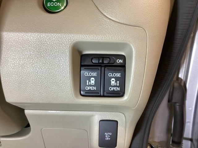 リアドアは乗り降りに便利な両側電動スライドドアです。また運転席に座っていながらスイッチ操作で自在にスライドドアを開け閉めできます。