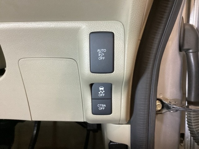 ハンドルの右側には電動格納付きパワーミラーの操作スイッチと安全装備のCTBA（シティブレーキアシストシステム）とVSA（ABS＋TCS＋横滑り抑制）の解除スイッチがついています。