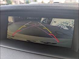 【カラーバックモニター】を装備しております。リアの映像がカラーで映し出されますので日々の駐車も安心安全です。