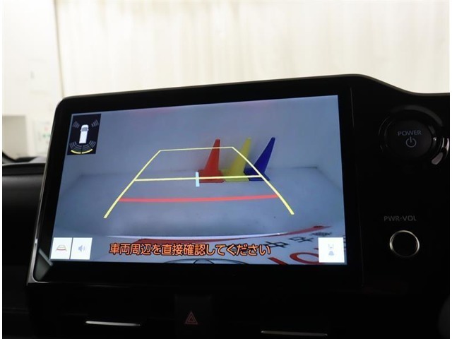 『バックガイドモニター』走行ラインを誘導してくれる補助線もありますので車庫入れが苦手な方も楽ちんです！！