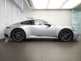 優雅に伸びるテールのボディライン。停車していても駆け抜けていく姿を彷彿とさせます。