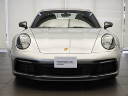 シルバーのポルシェはとても洗練された印象を与えます。