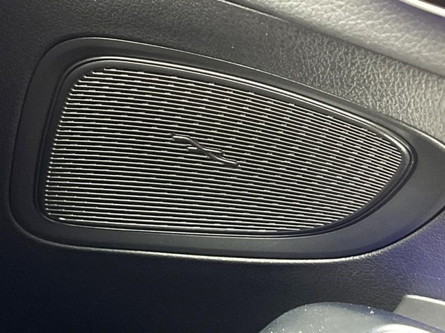 ●Burmesterサラウンドシステム：ハイエンドオーディオ専門メーカーが手掛ける車専用のプレミアムスピーカーを装備。多数のスピーカーから、音の粒立ちまで分かる高品質な音楽をお楽しみいただけます。