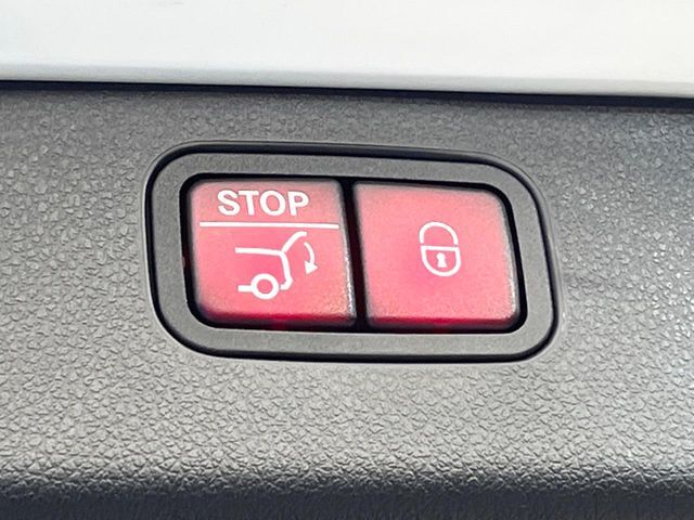 ●電動リアゲート：ワンタッチでリアゲートの開閉ができ、荷物などで両手が塞がっている状態でも簡単に開閉ができる便利機能です。