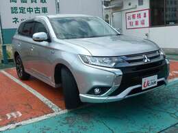 当社整備工場にて車検整備を実施してご納車いたします。整備費用、部品代は車両価格に含みますので追加費用はかかりません。